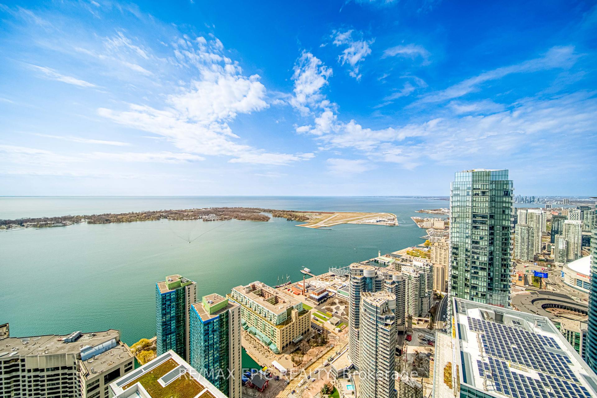 3 Bedrooms Condo at 88 Harbour,  Toronto For sale