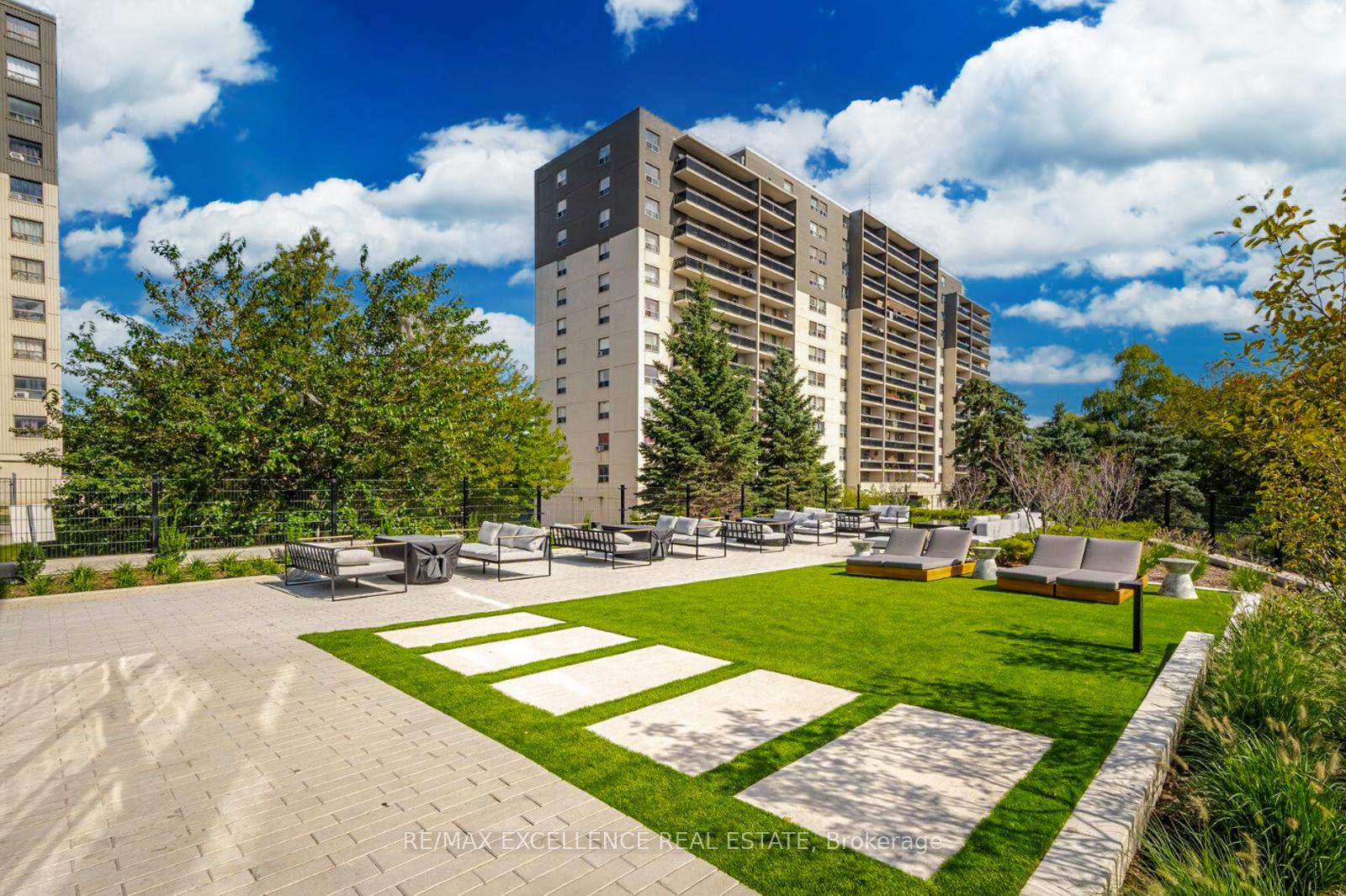 2 Bedrooms Condo at 86 Dundas, Mississauga For sale