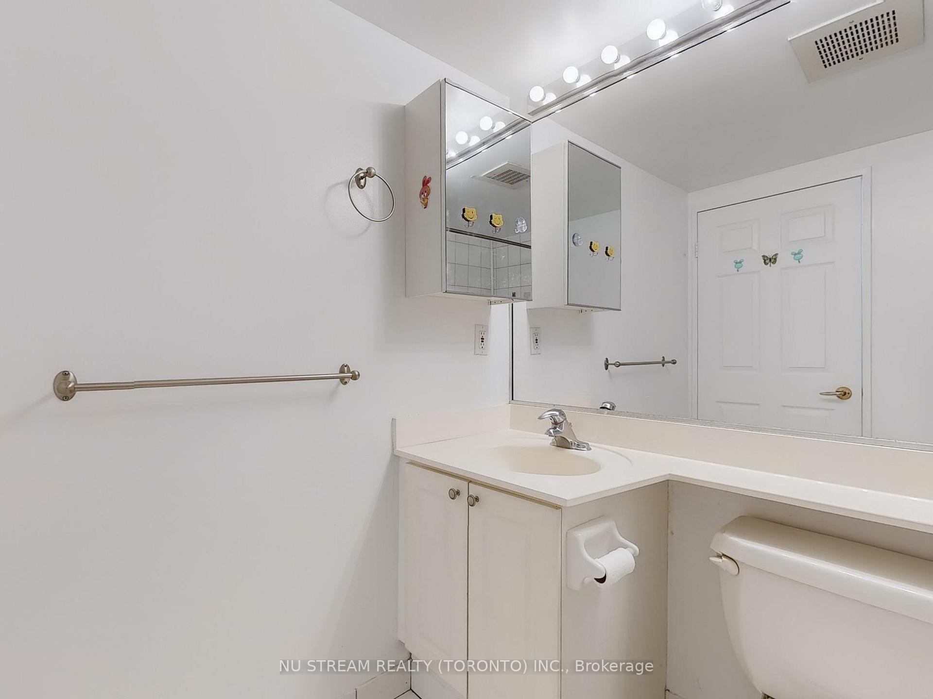 2 Bedrooms Condo at 18 Lee Centre,  Toronto For sale