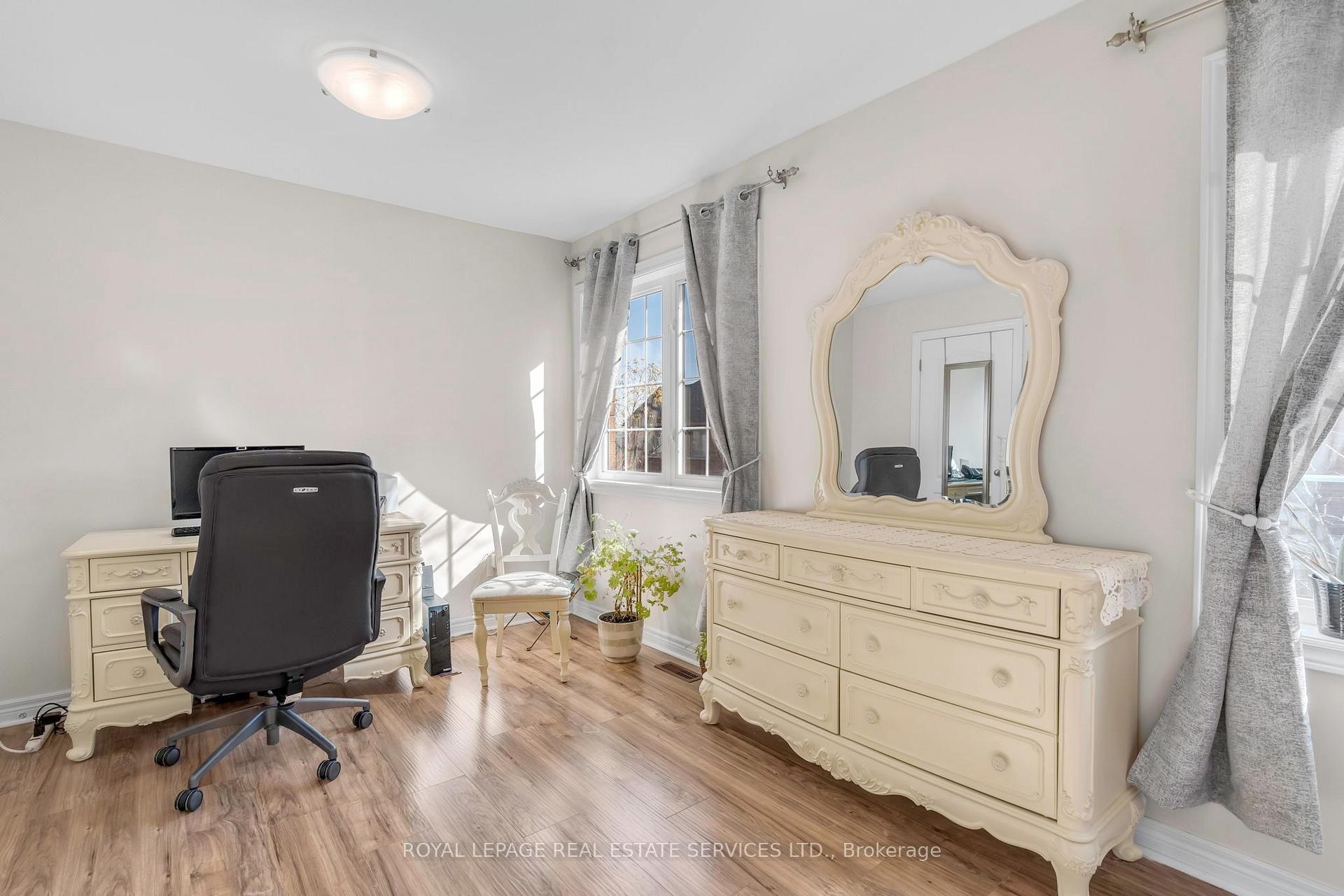 3 Bedrooms Condo at 3040 Fifth, Mississauga For sale