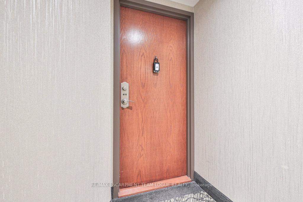 2 Bedrooms Condo at 2511 Lakeshore, Oakville For sale