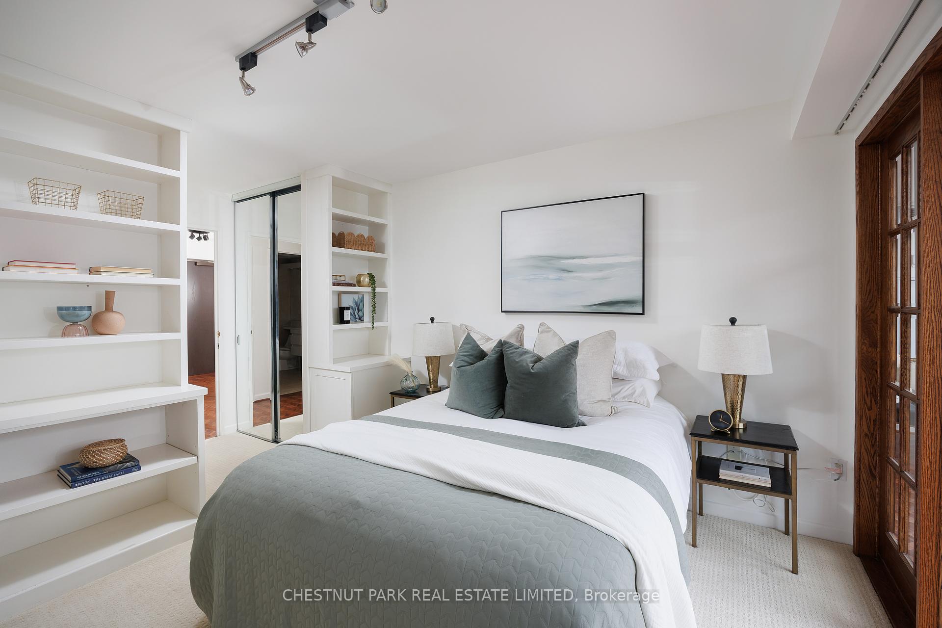 3 Bedrooms Condo at 62 Wellesley, Toronto For sale