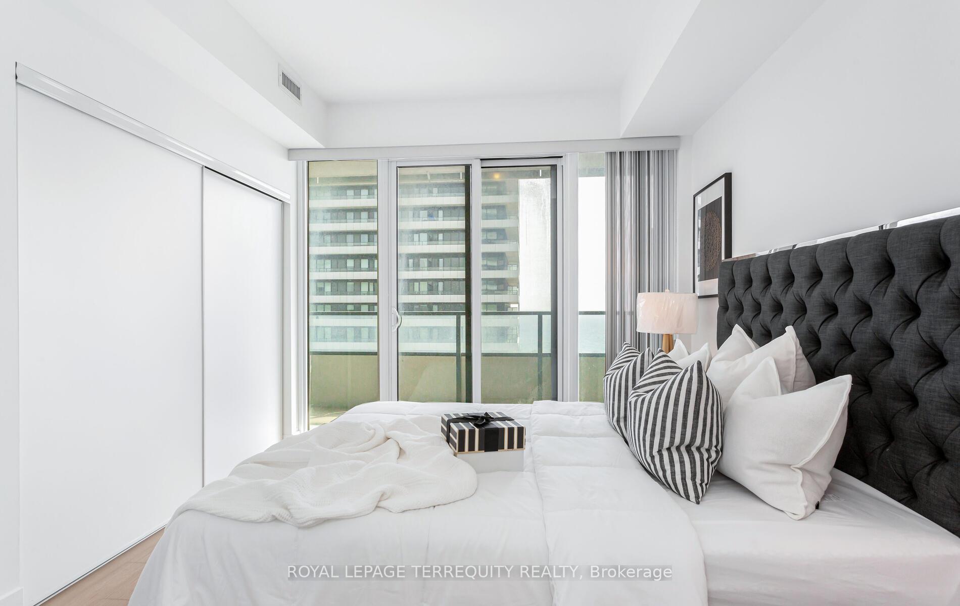2 Bedrooms Condo at 30 Shore Breeze,  Toronto For sale