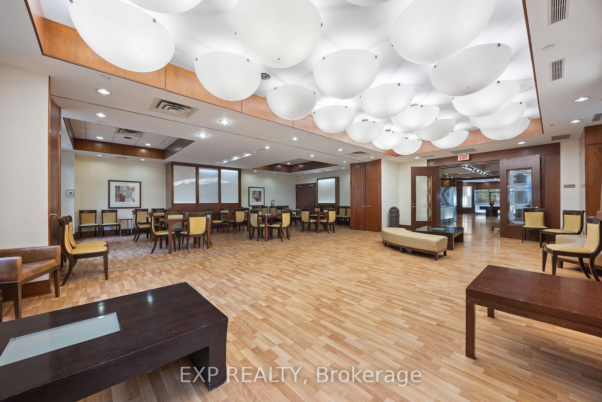 2 Bedrooms Condo at 3880 Duke Of York, Mississauga For sale