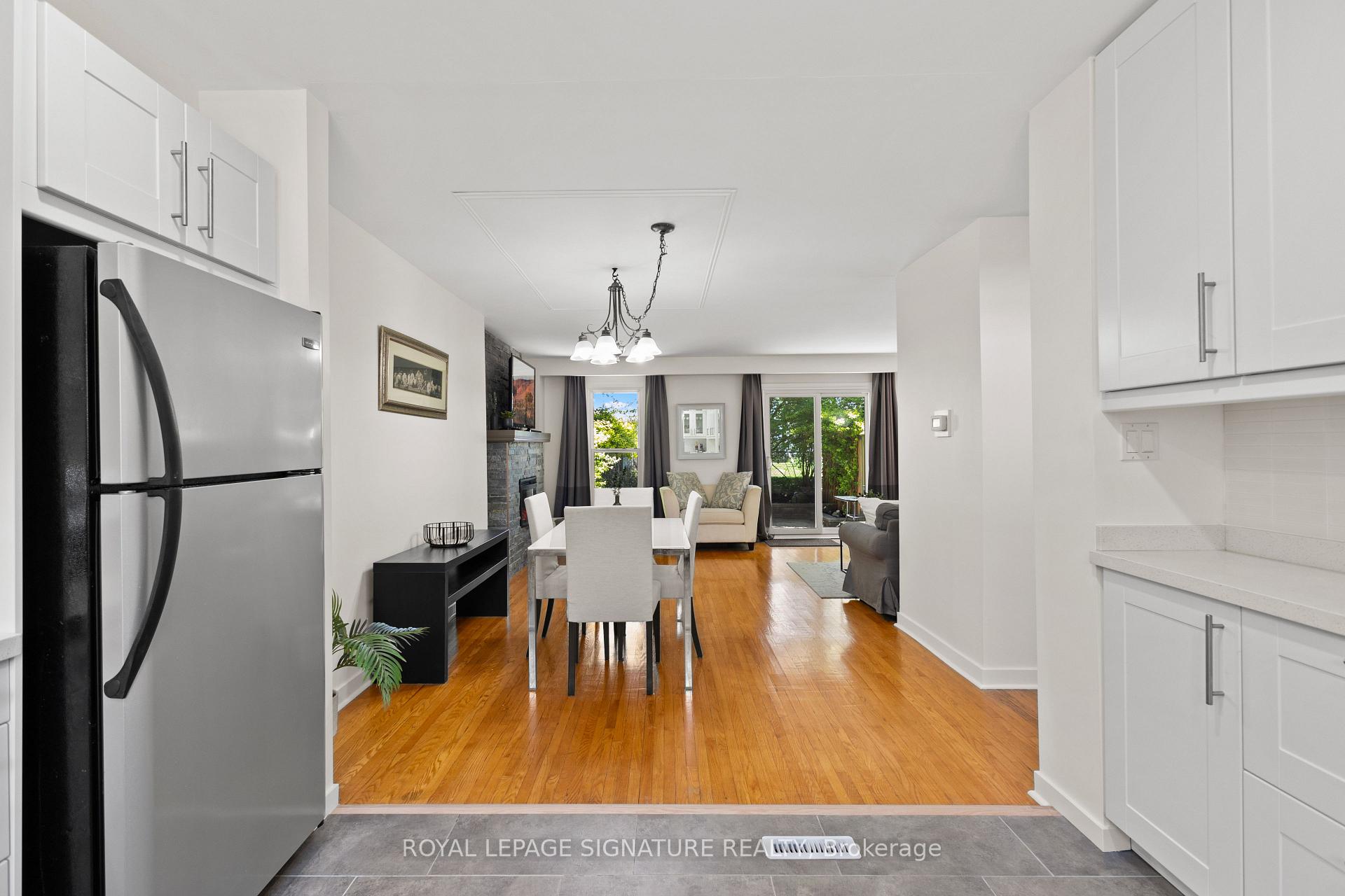 3 Bedrooms Condo at 611 Francis, Burlington For sale
