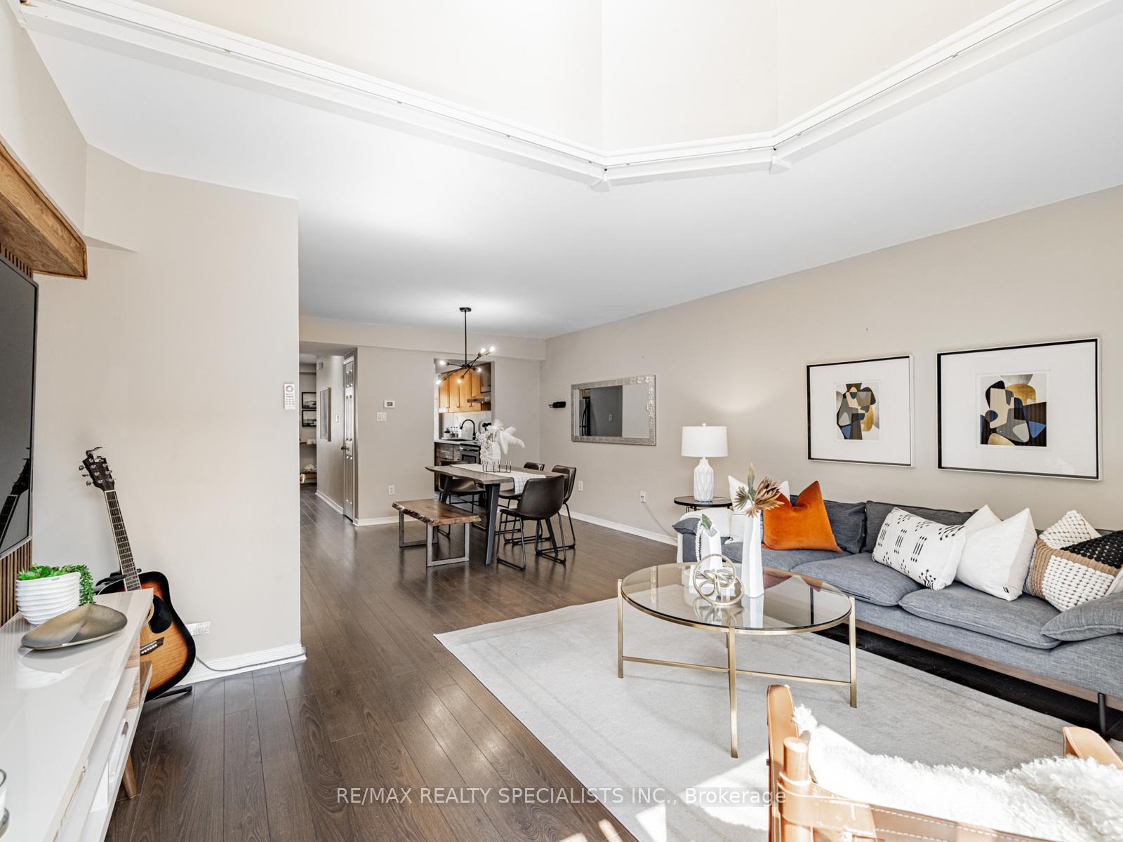 2 Bedrooms Condo at 2055 WALKERS, Burlington For sale