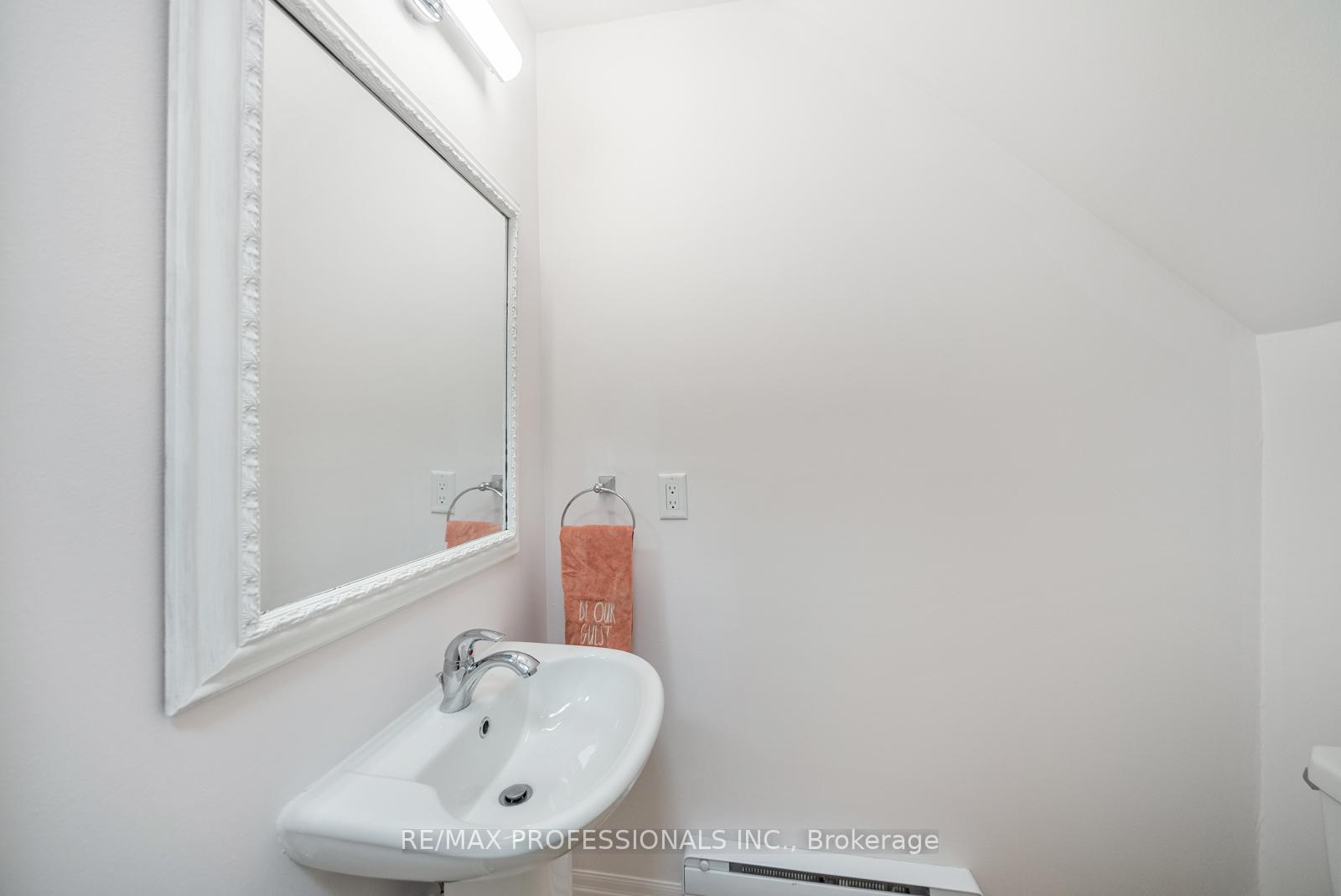 2 Bedrooms Condo at 1437 Lakeshore,  Mississauga For sale