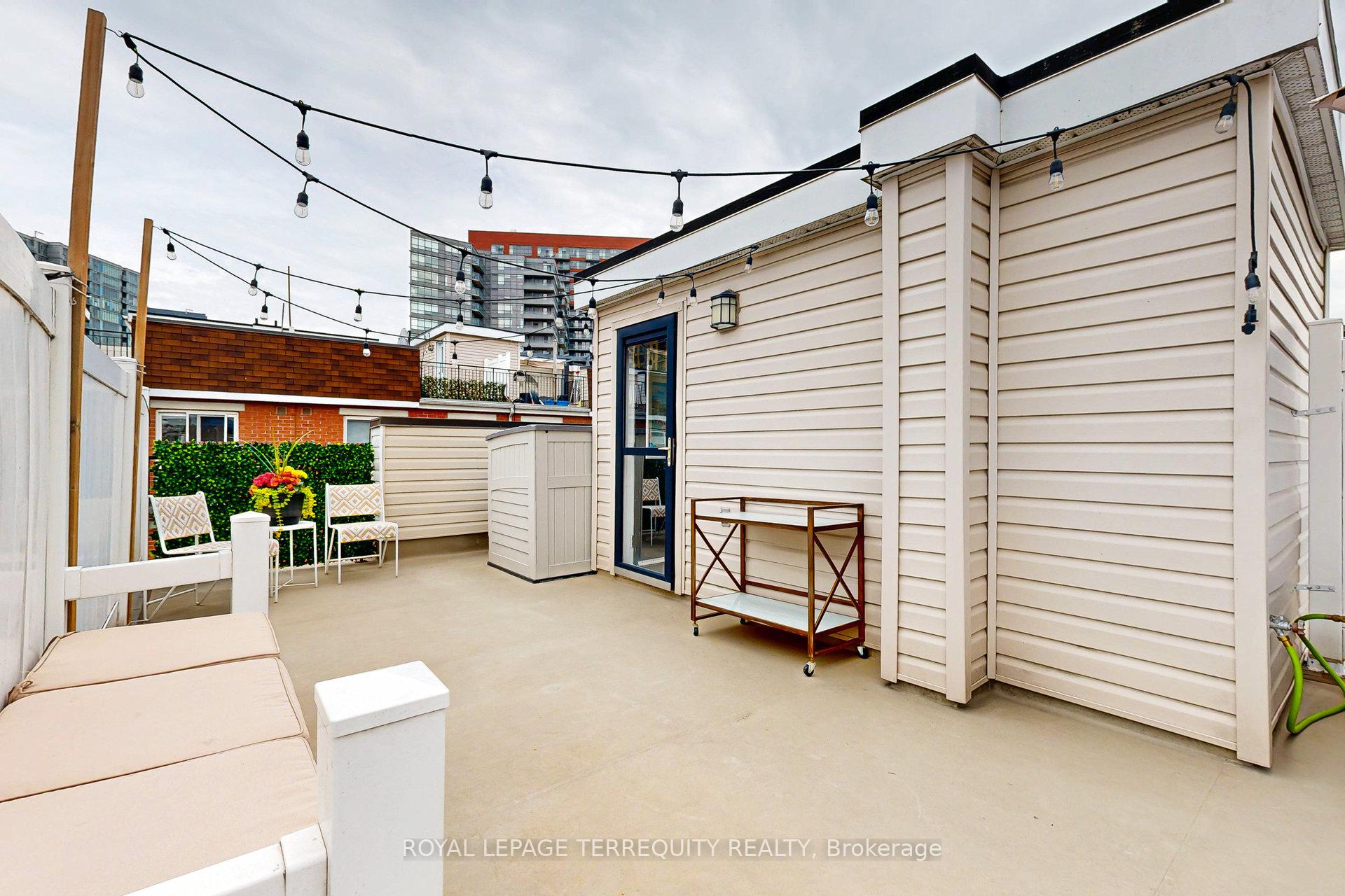 3 Bedrooms Condo at 25 Laidlaw, Toronto For sale