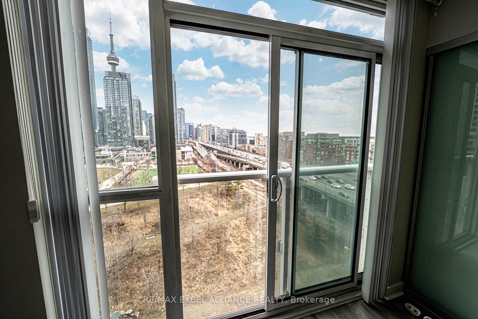 2 Bedrooms Condo at 75 Queens Wharf,  Toronto For sale
