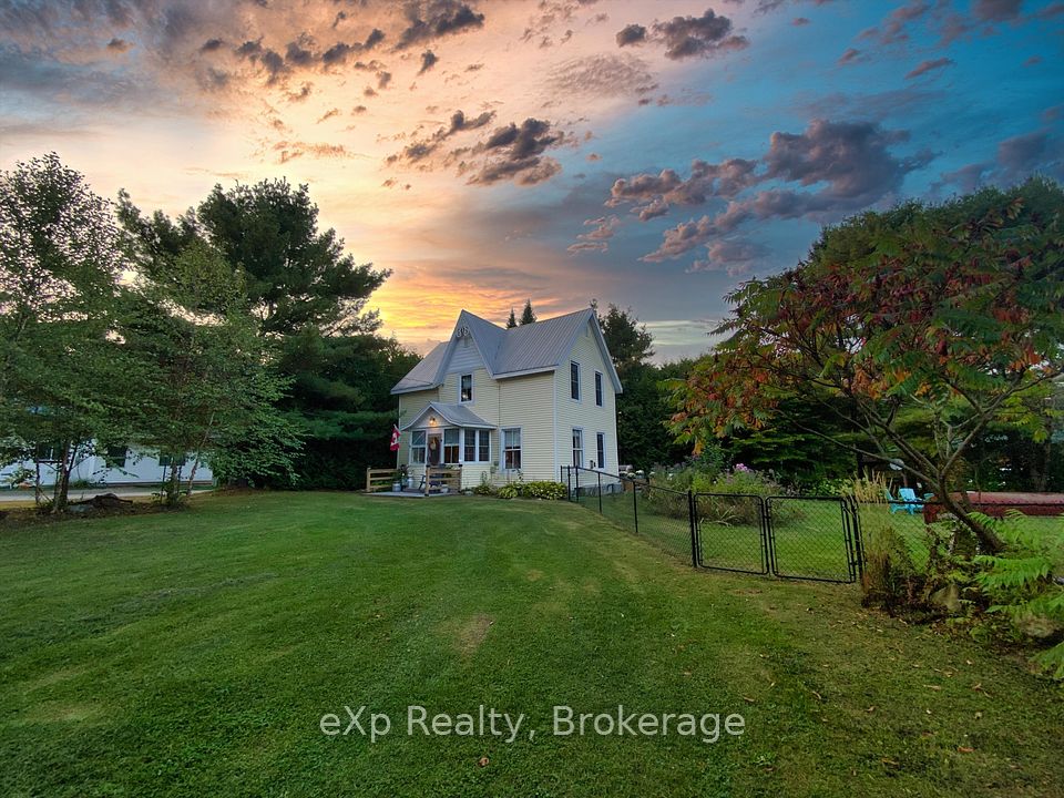 4 Spruce Street, Lake of Bays, ON P0B 1A0