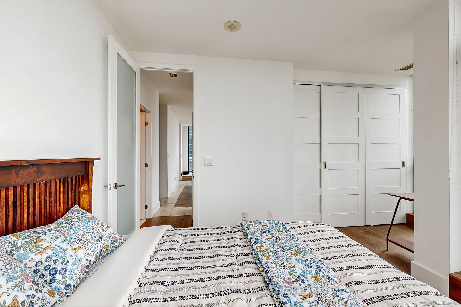 2 Bedrooms Condo at 2121 Lakeshore,  Toronto For sale