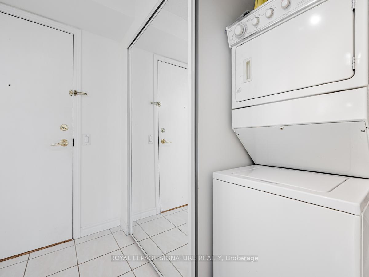 2 Bedrooms Condo at 35 Kingsbridge Garden, Mississauga For sale