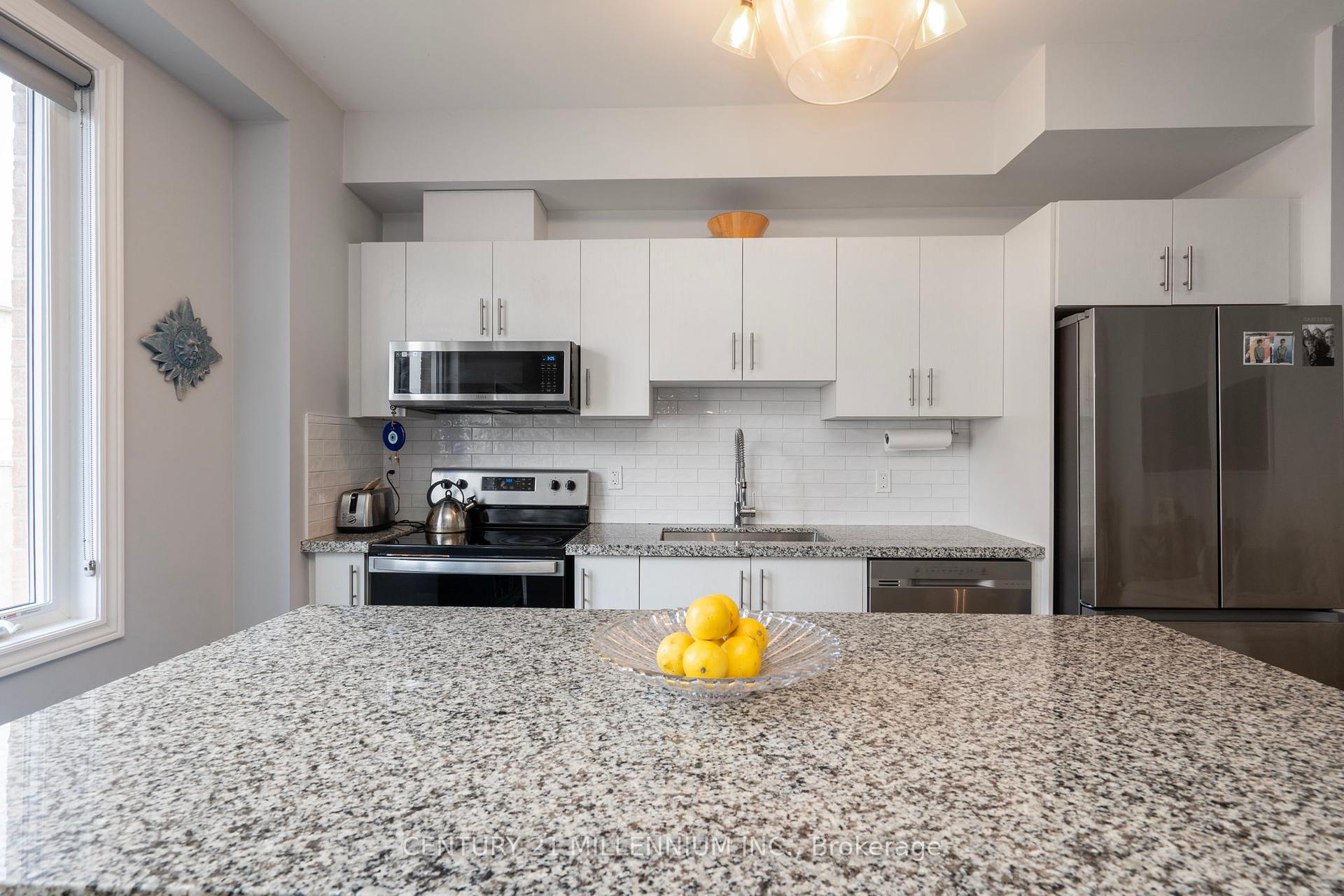 3 Bedrooms Condo at 19 Arietta, Hamilton For sale