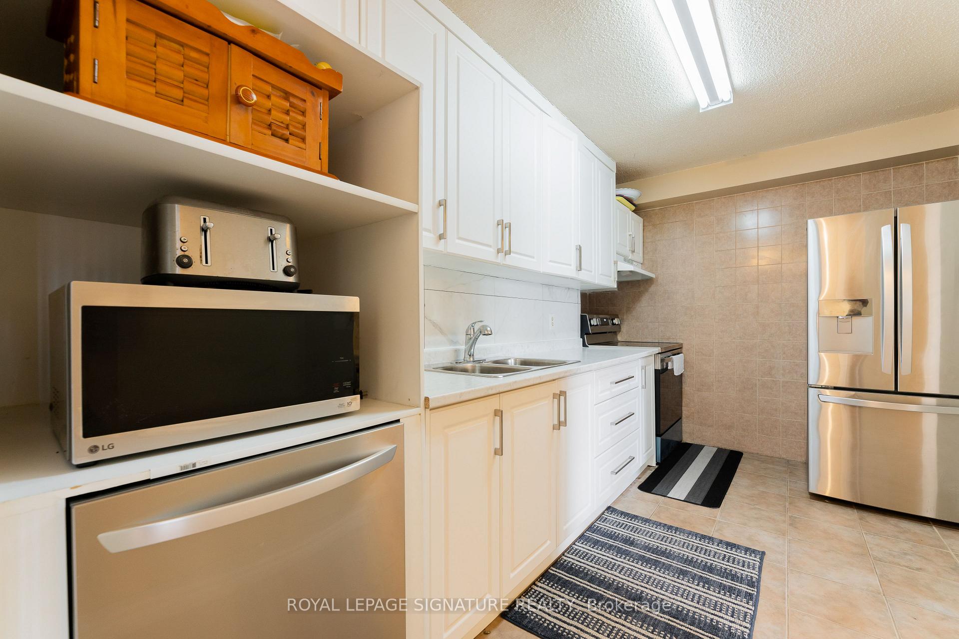 2 Bedrooms Condo at 15 Torrance, Toronto For sale