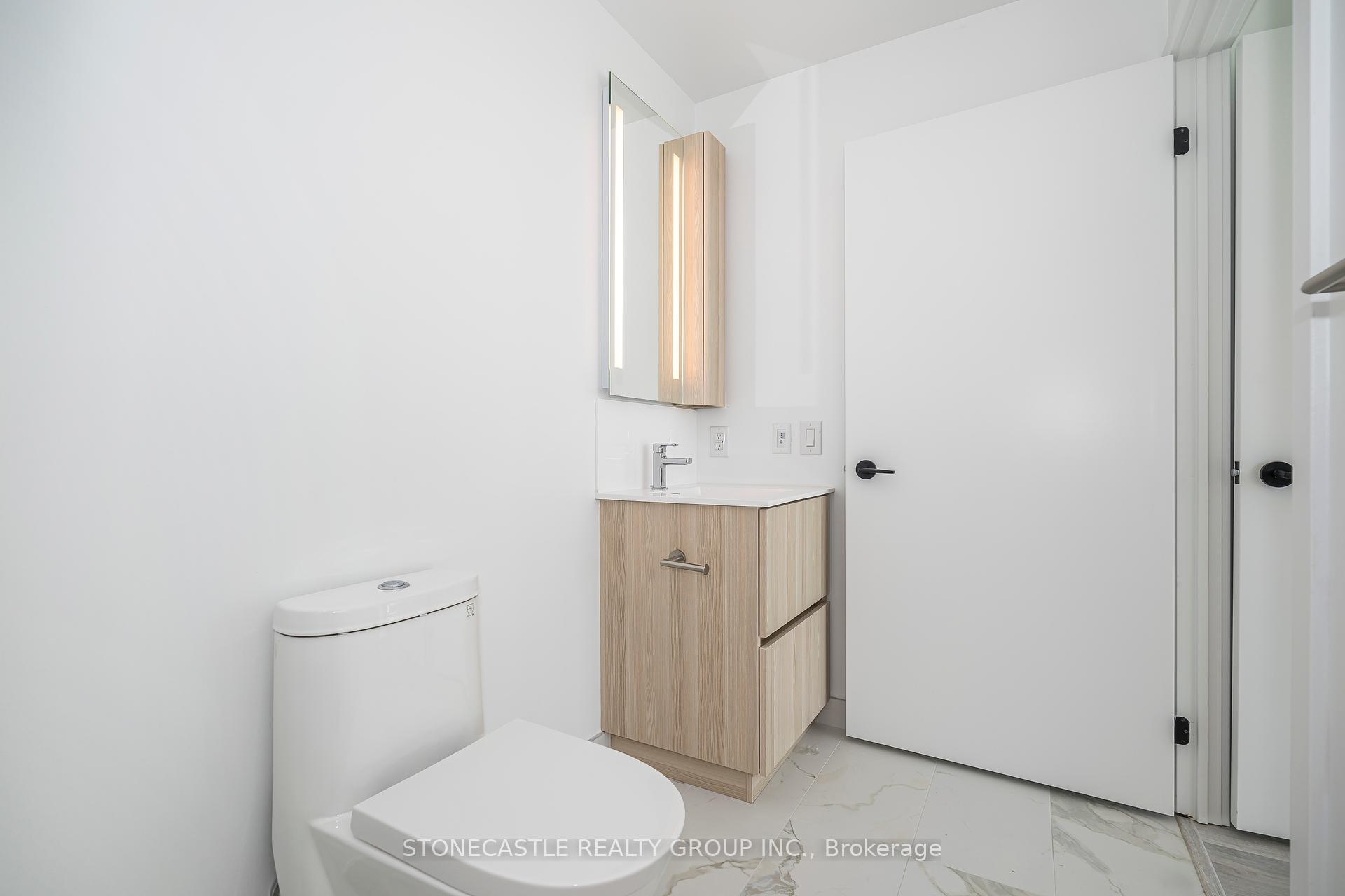 3 Bedrooms Condo at 220 Missinnihe, Mississauga For sale