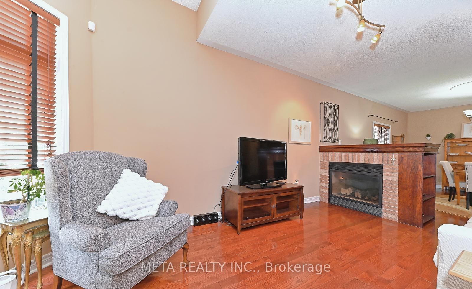 138 Van scott Drive N, #UPPER
