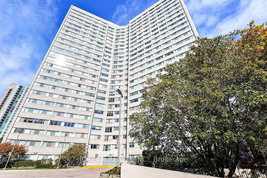 3 Bedrooms Condo at 3700 Kaneff, Mississauga For sale