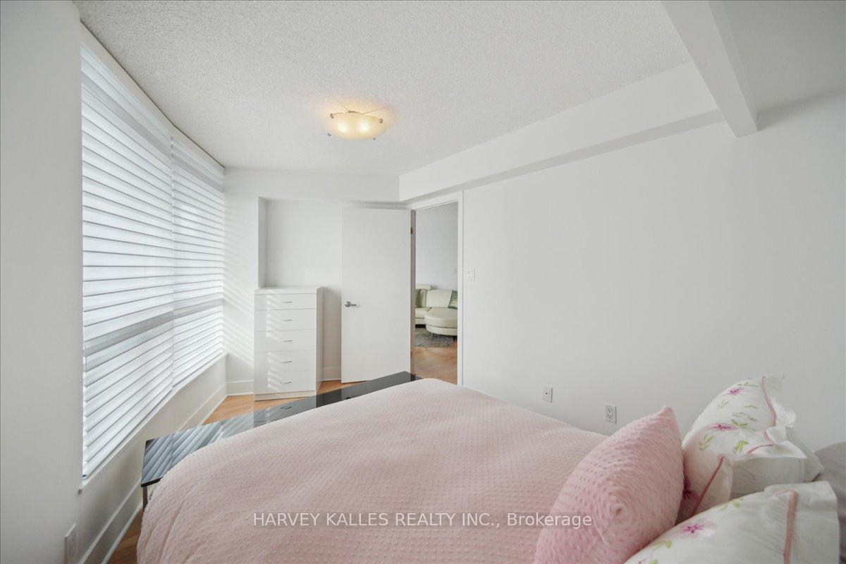 2 Bedrooms Condo at 550 Queens, Toronto For sale