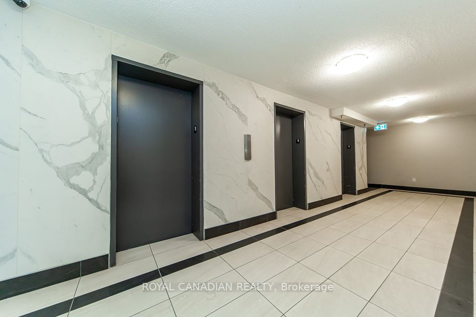https://trreb-image.ampre.ca/AGmd7hRj3yoD4w0sYmalr0VCAkppCFGs1EbDA3UwDOM/rs:fit:960:960/wm:.5:so:0:50:.4/wmsh:10/wmt:PHNwYW4gZm9yZWdyb3VuZD0nd2hpdGUnIGZvbnQ9JzY4Jz5ST1lBTCBDQU5BRElBTiBSRUFMVFksIEJyb2tlcmFnZTwvc3Bhbj4/L3RycmViL2xpc3RpbmdzLzQwLzY1LzAwLzIyL3AvNTAwNDcwMDYtZGQ1My00MjllLWIzODEtYmI1OTBkYWY0MGRmLmpwZw.jpg