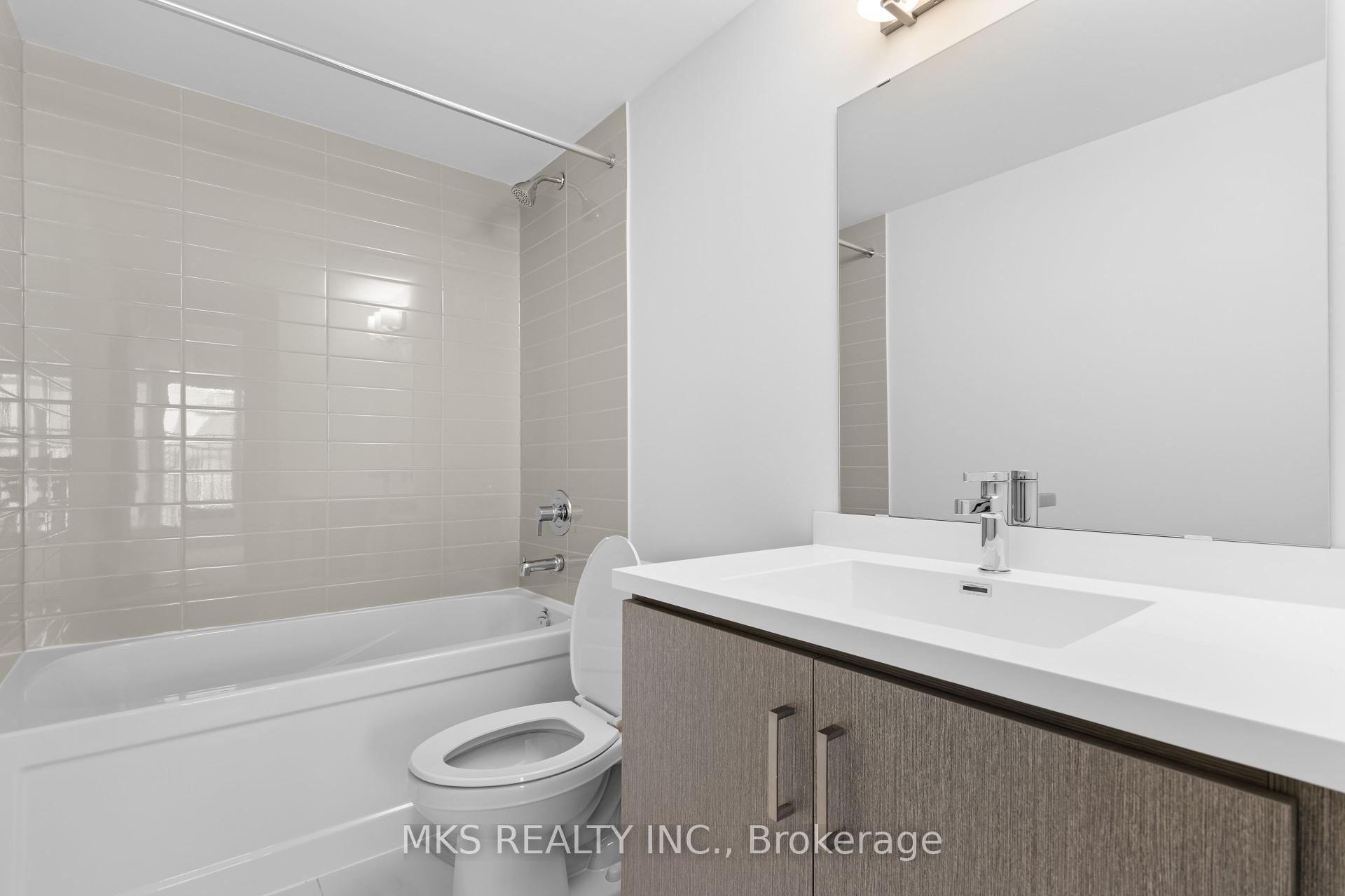 3 Bedrooms Condo at 121 Honeycrisp,  Vaughan For sale