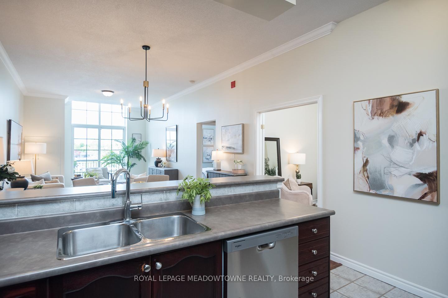 2 Bedrooms Condo at 262 Dundas, Hamilton For sale