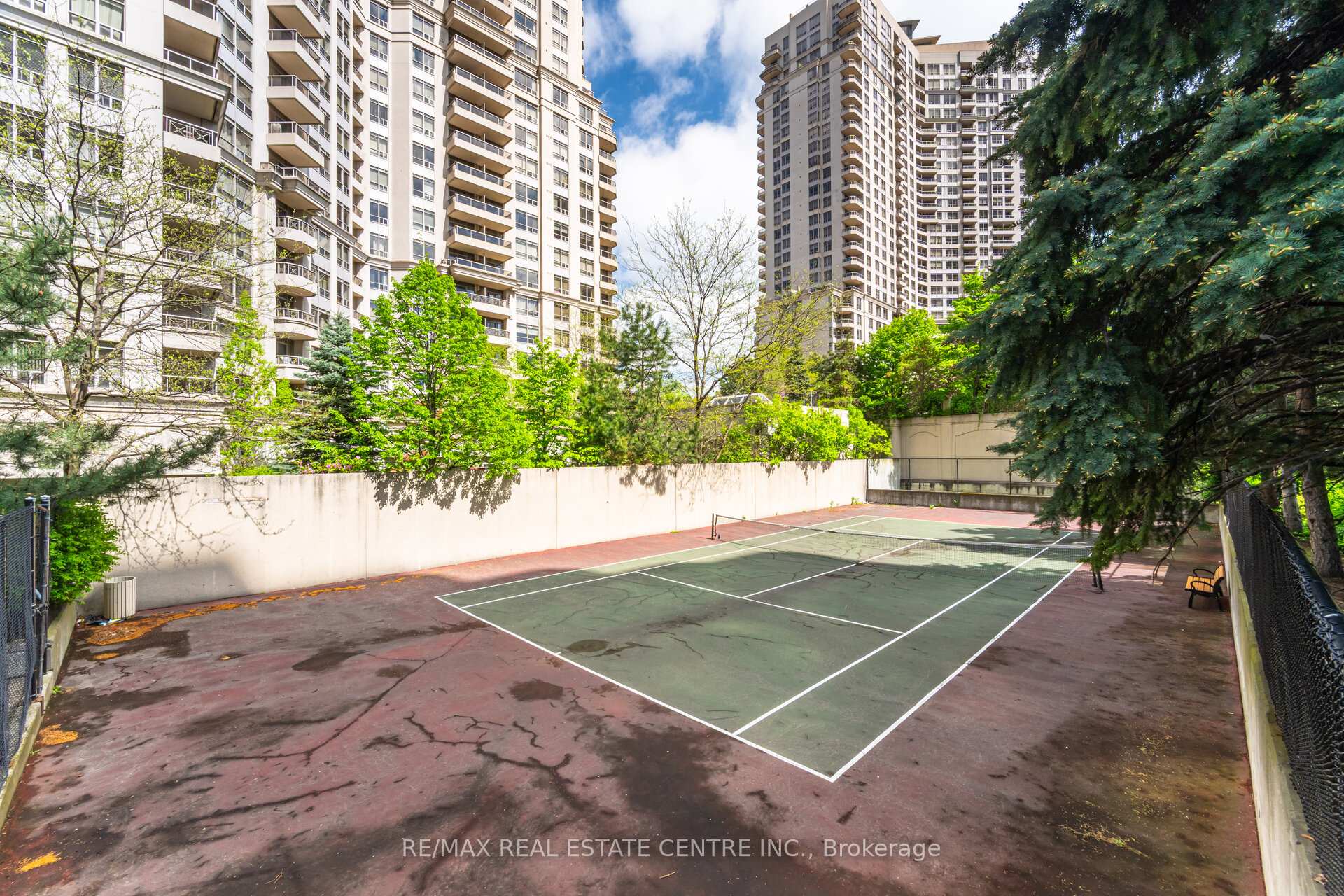 3 Bedrooms Condo at 335 Webb, Mississauga For sale