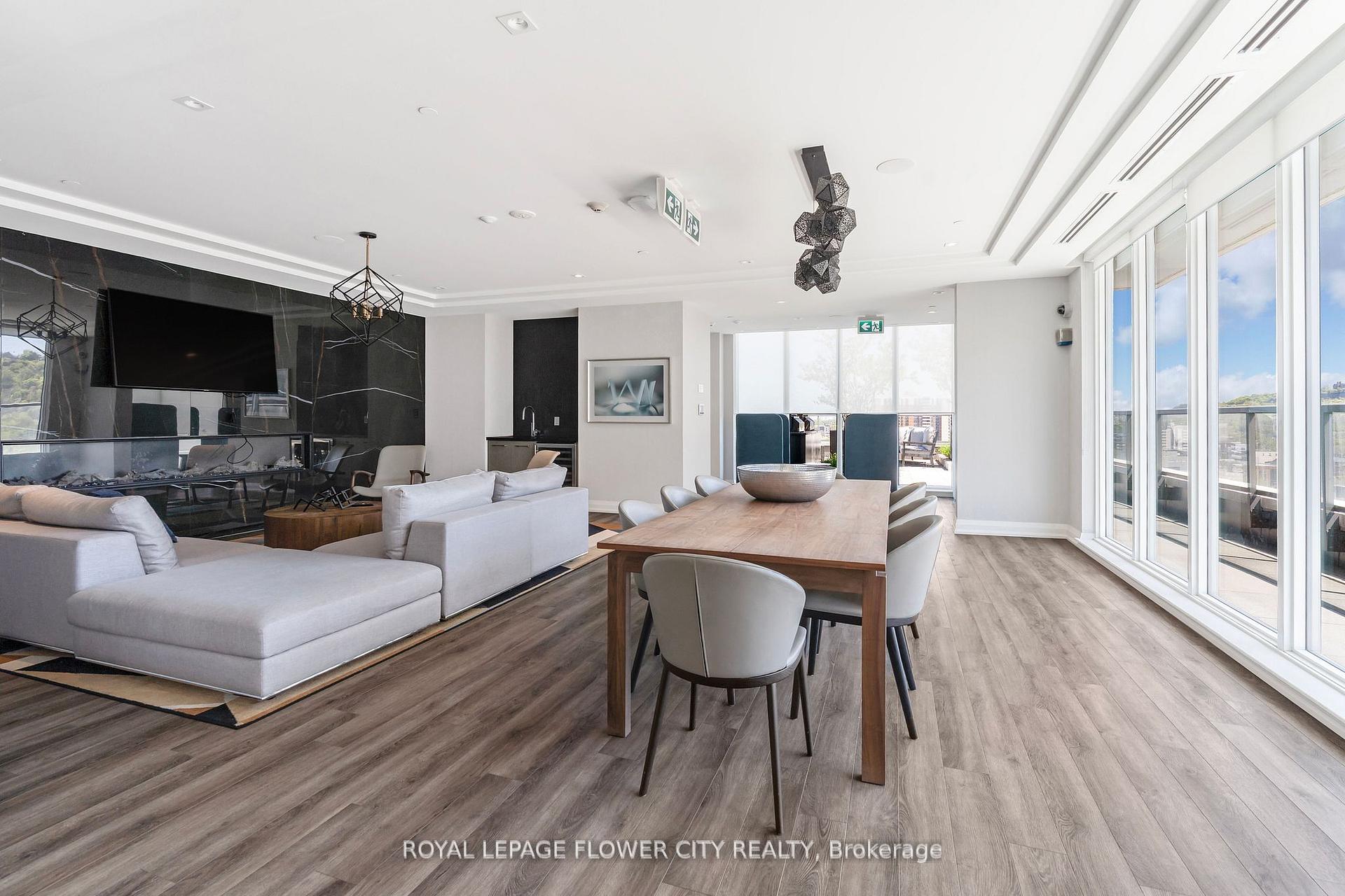 2 Bedrooms Condo at 212 King William, Hamilton For sale