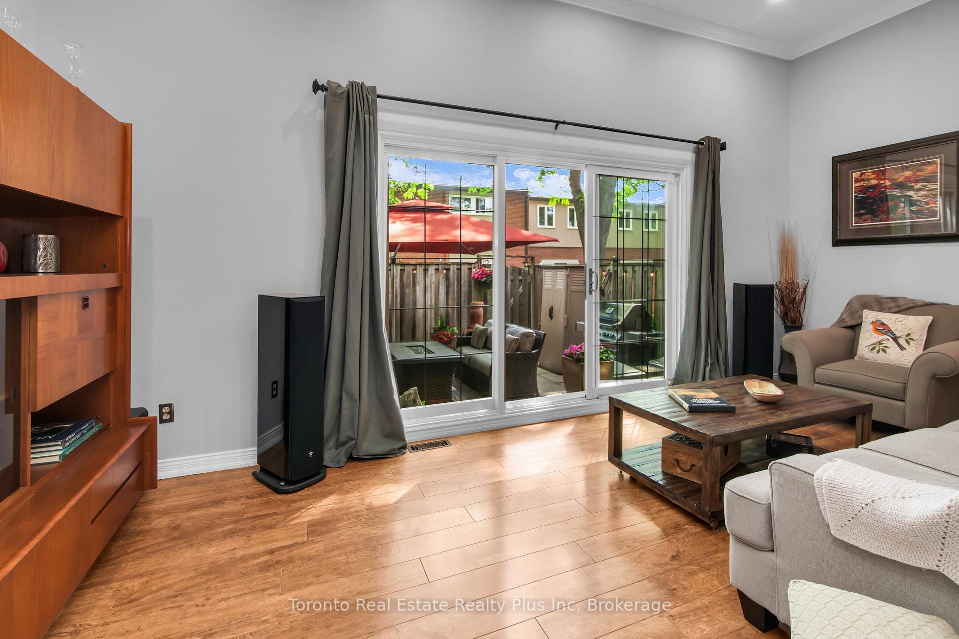 3 Bedrooms Condo at 400 Bloor, Mississauga For sale