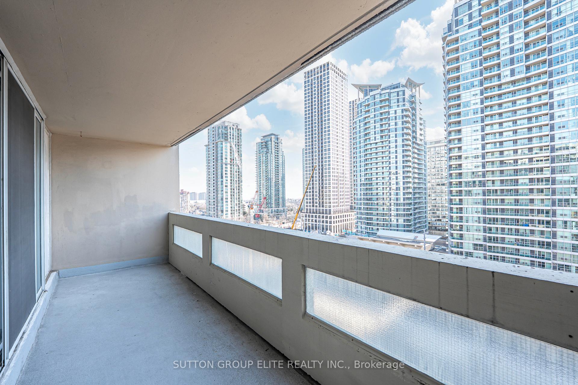 3 Bedrooms Condo at 3590 Kaneff,  Mississauga For sale