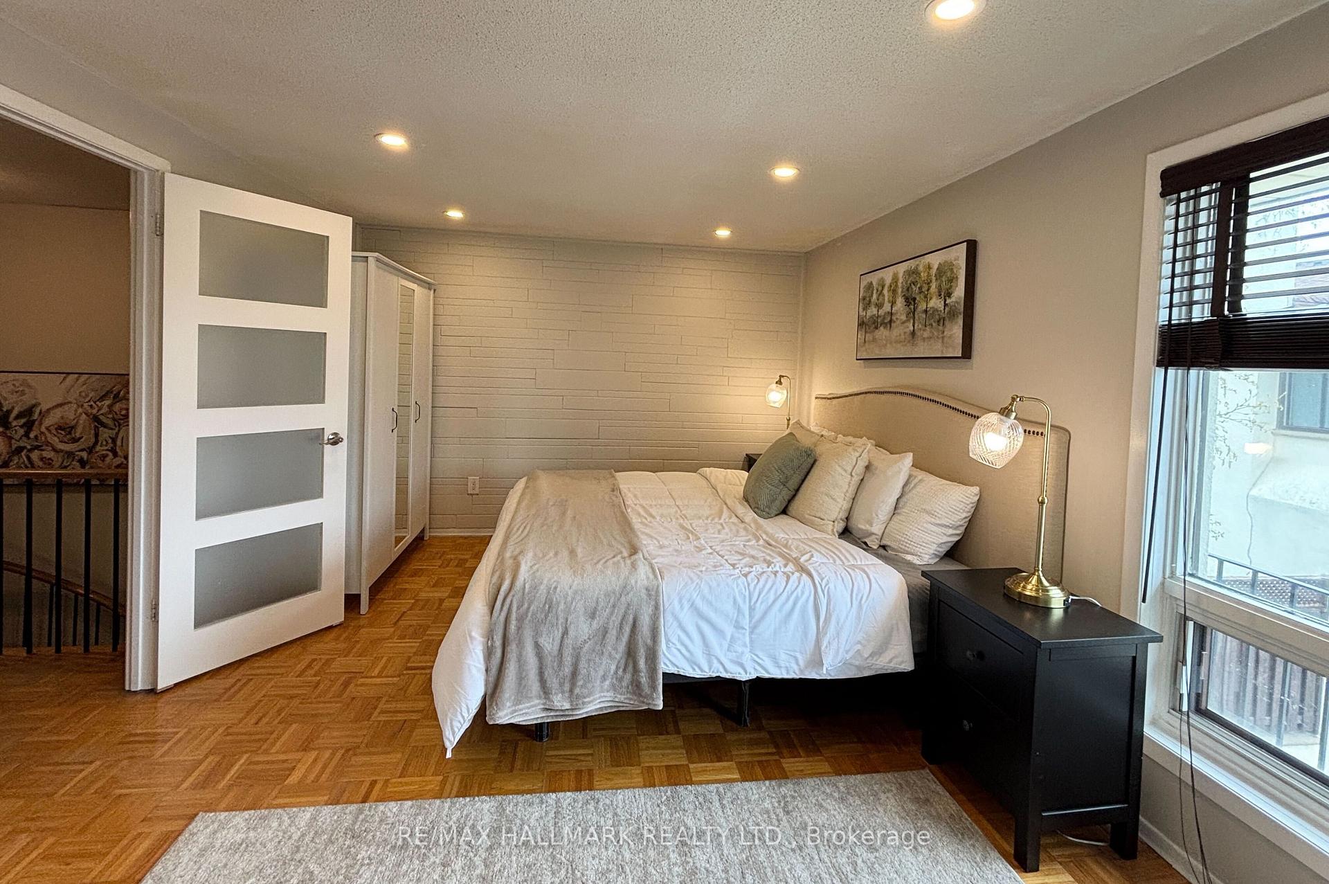 3 Bedrooms Condo at 6679 Shelter Bay, Mississauga For sale