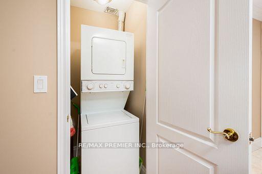 2 Bedrooms Condo at 53 Woodbridge, Vaughan For sale