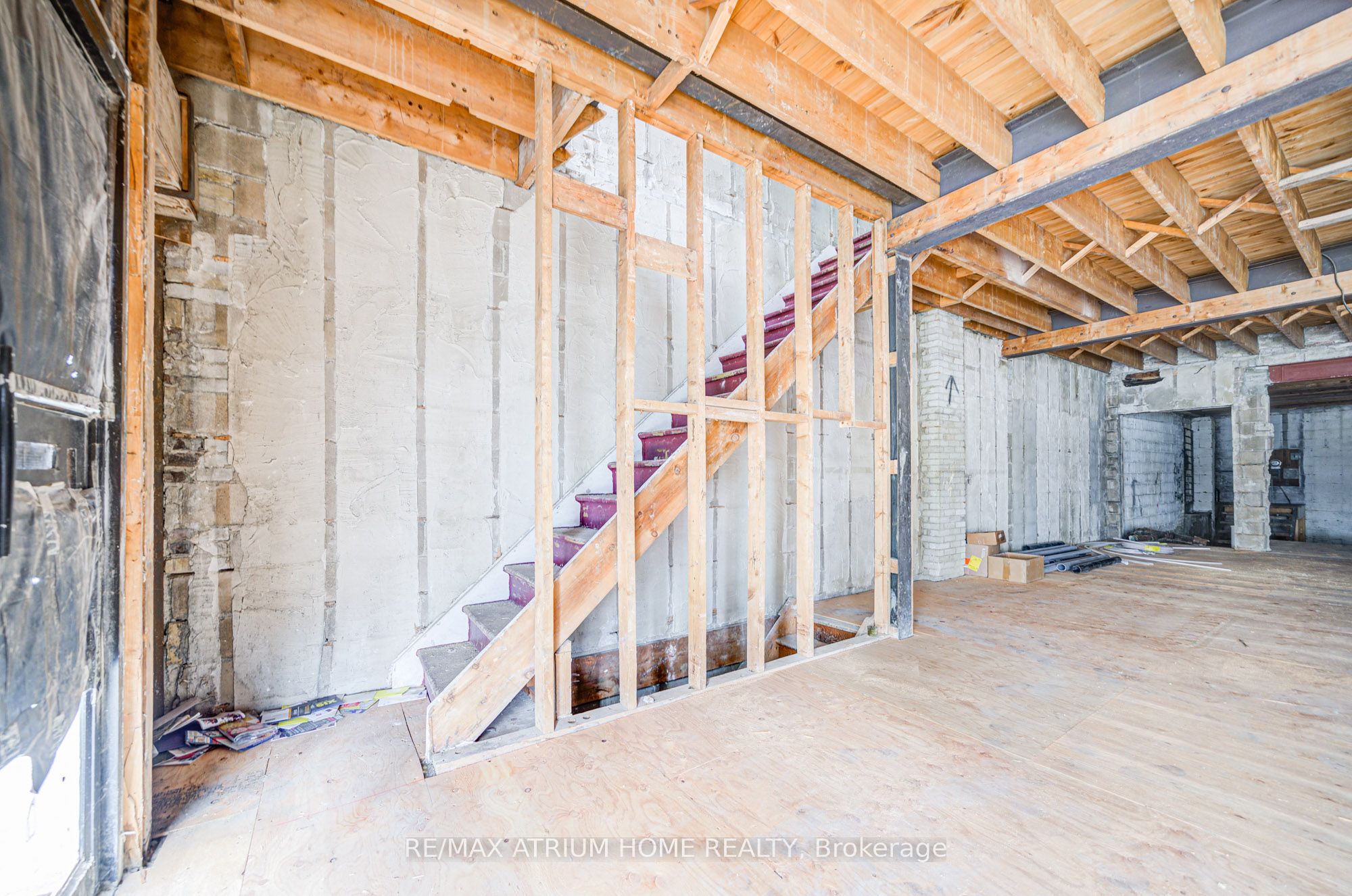 1685 Avenue Road, #Main