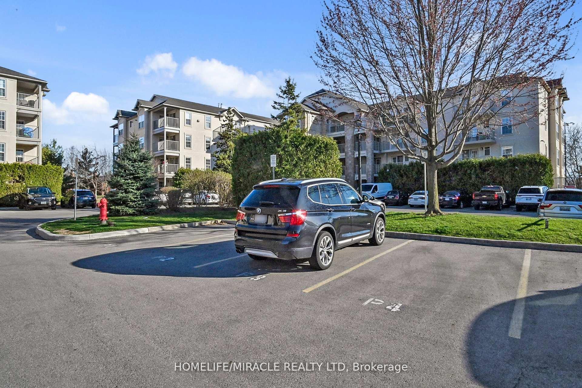 2 Bedrooms Condo at 1440 Bishops, Oakville For sale