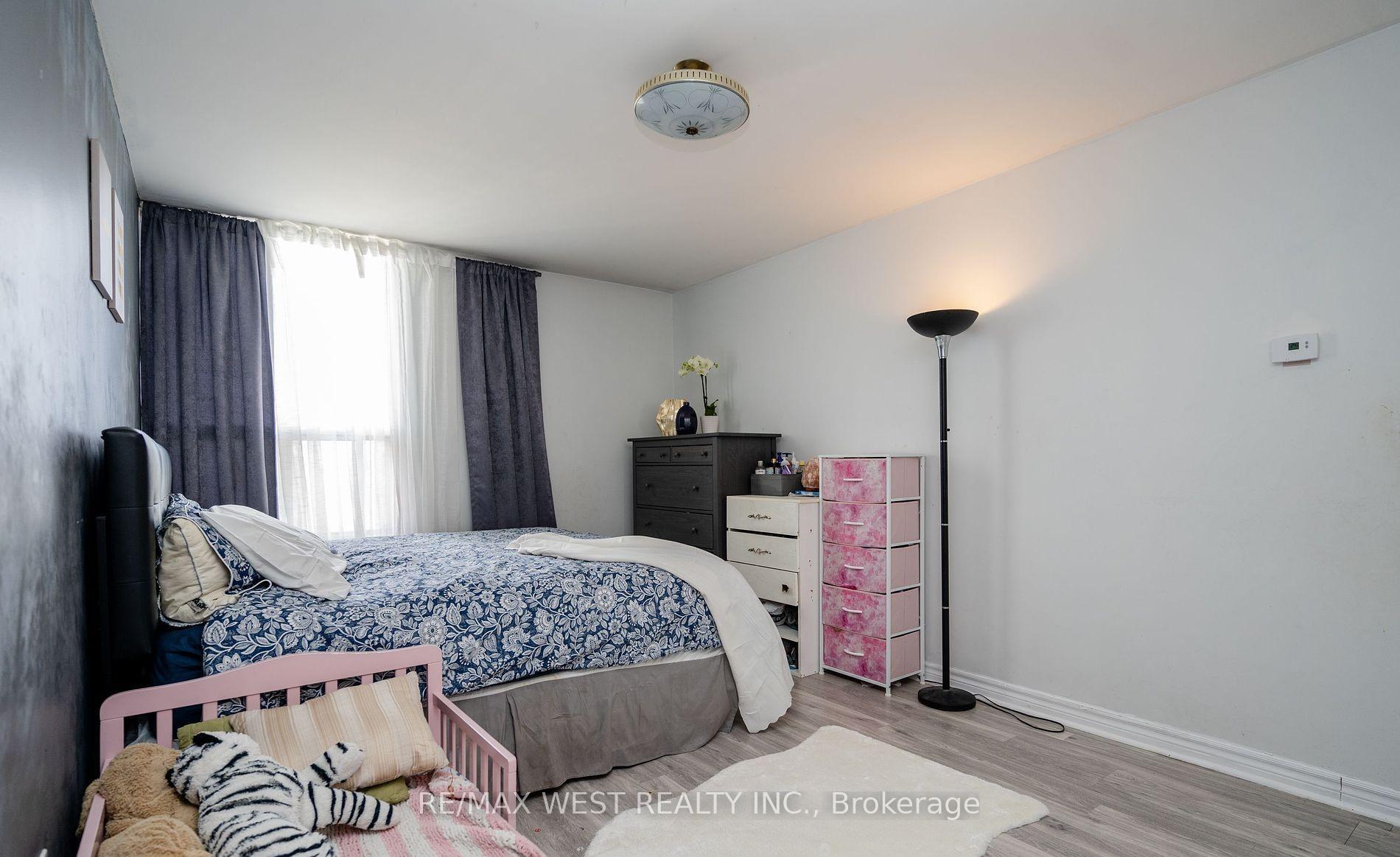 2 Bedrooms Condo at 60 Pavane Linkway, Toronto For sale