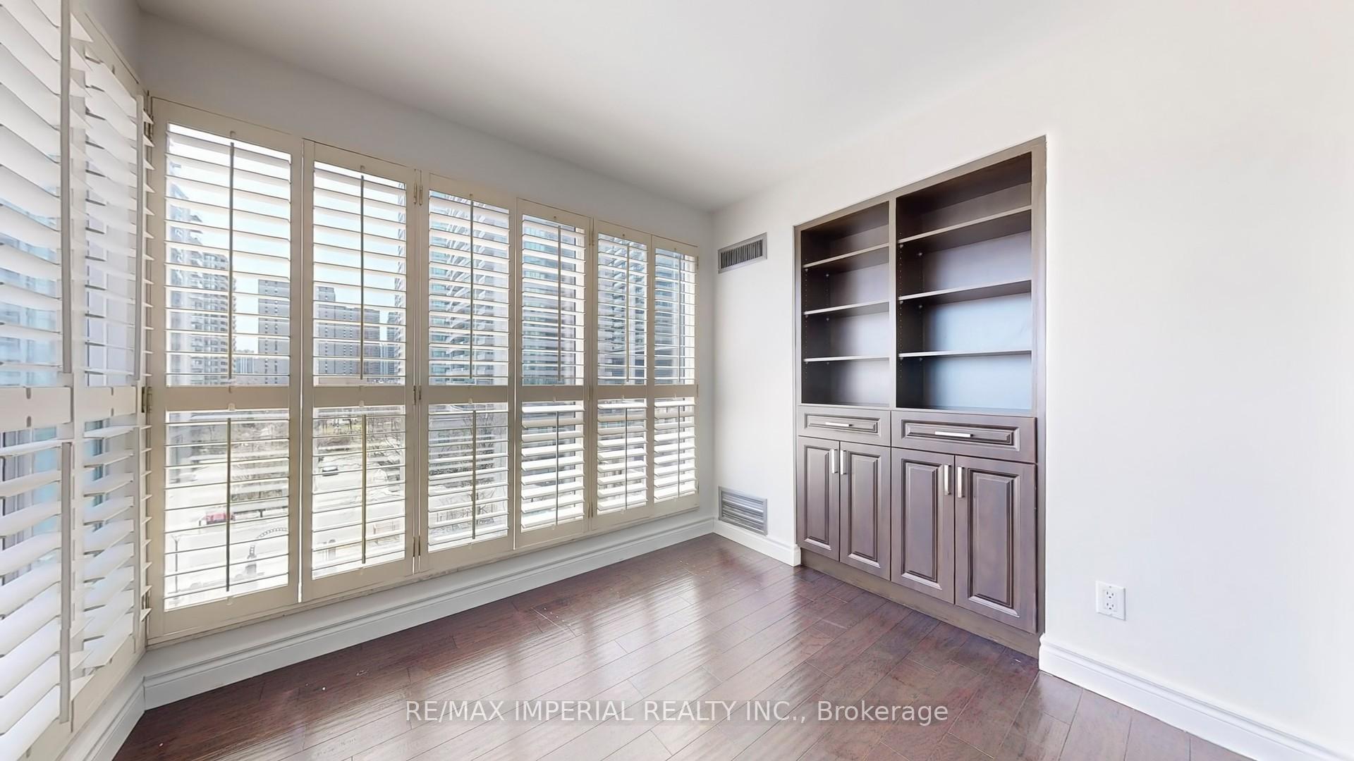 3 Bedrooms Condo at 18 Hollywood, Toronto For sale