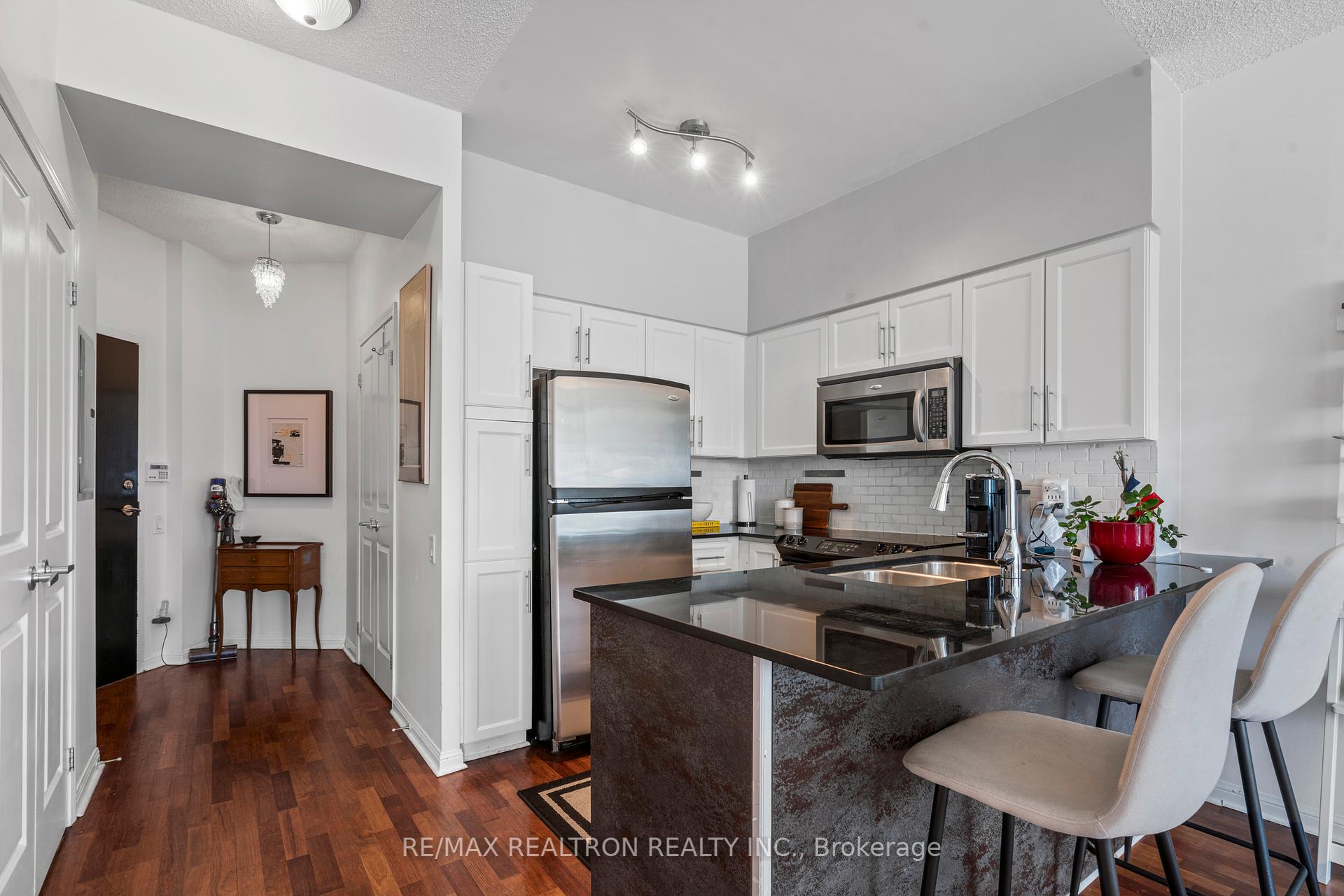 2 Bedrooms Condo at 15 Windermere, Toronto For sale