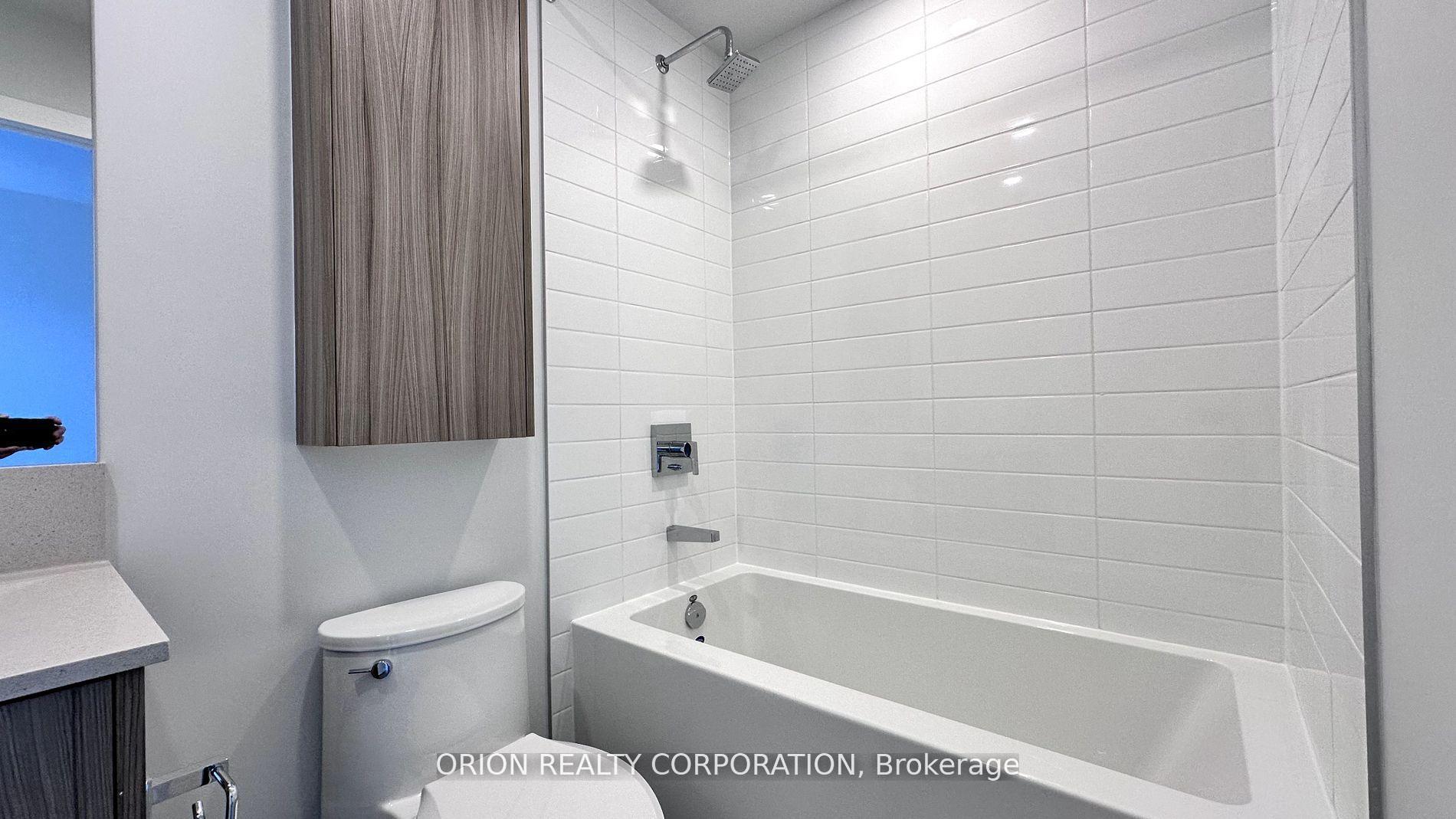 2 Bedrooms Condo at 430 Square One, Mississauga For sale