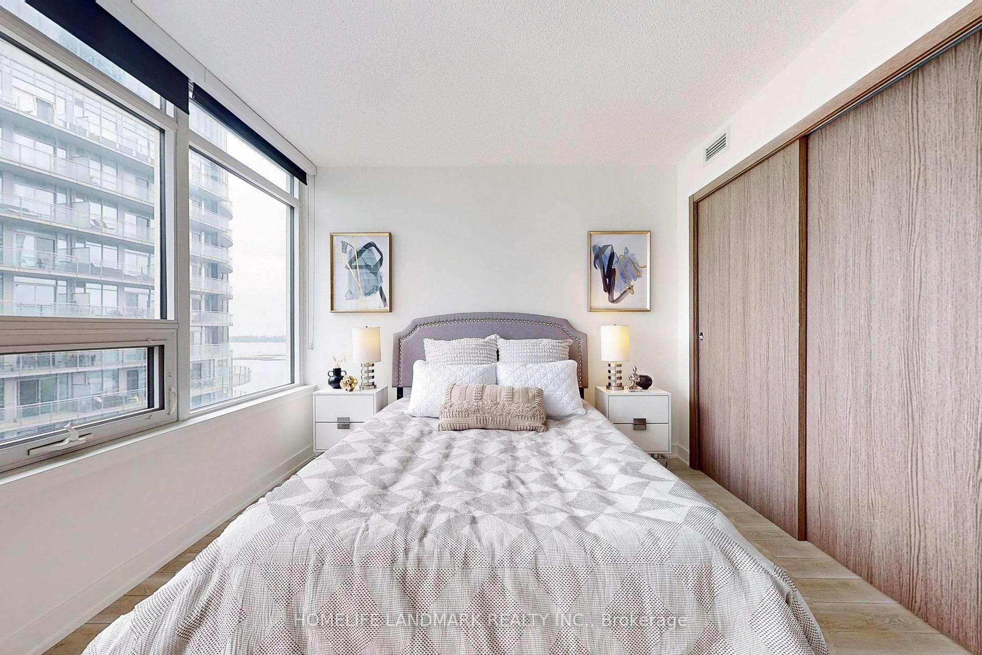 2 Bedrooms Condo at 17 Bathurst, Toronto For sale