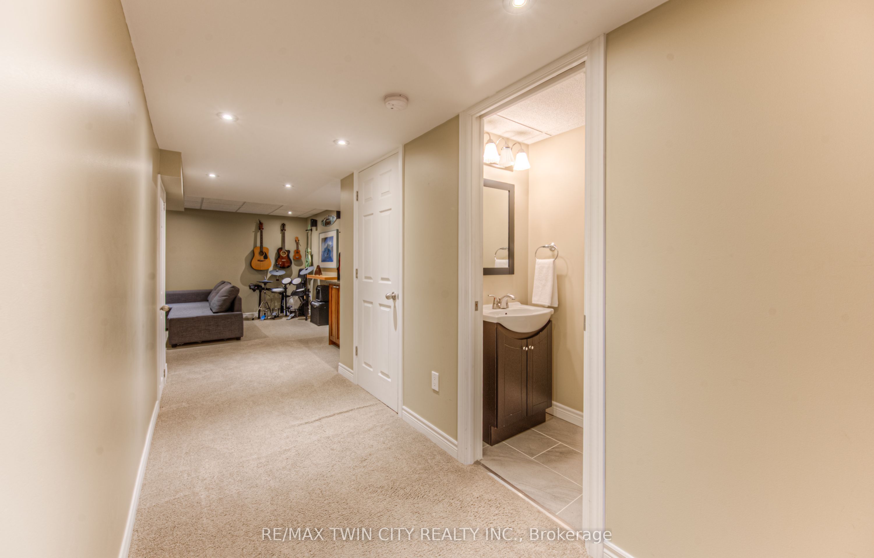 381 University Downs Crescent