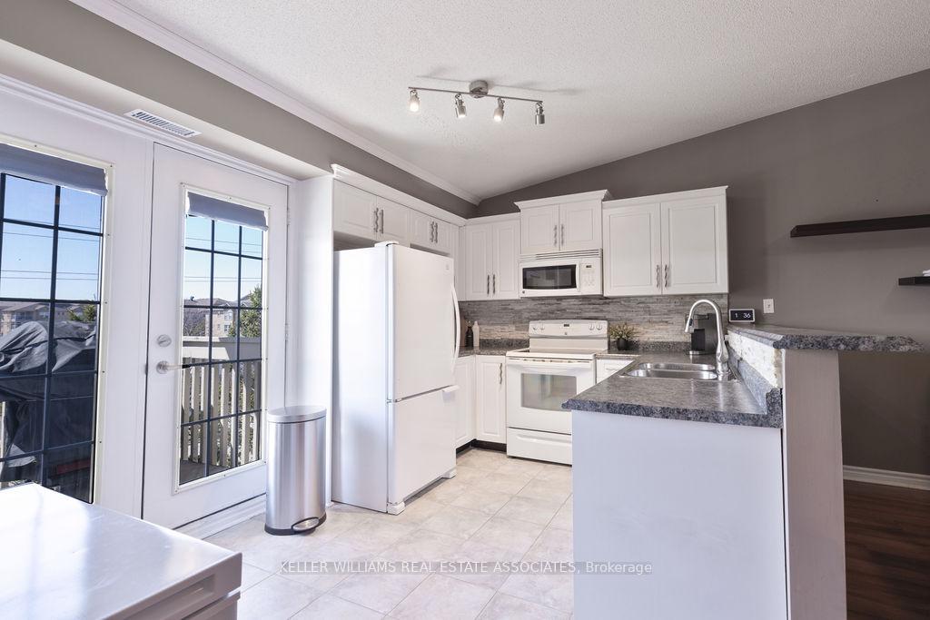 2 Bedrooms Condo at 4003 Kilmer, Burlington For sale