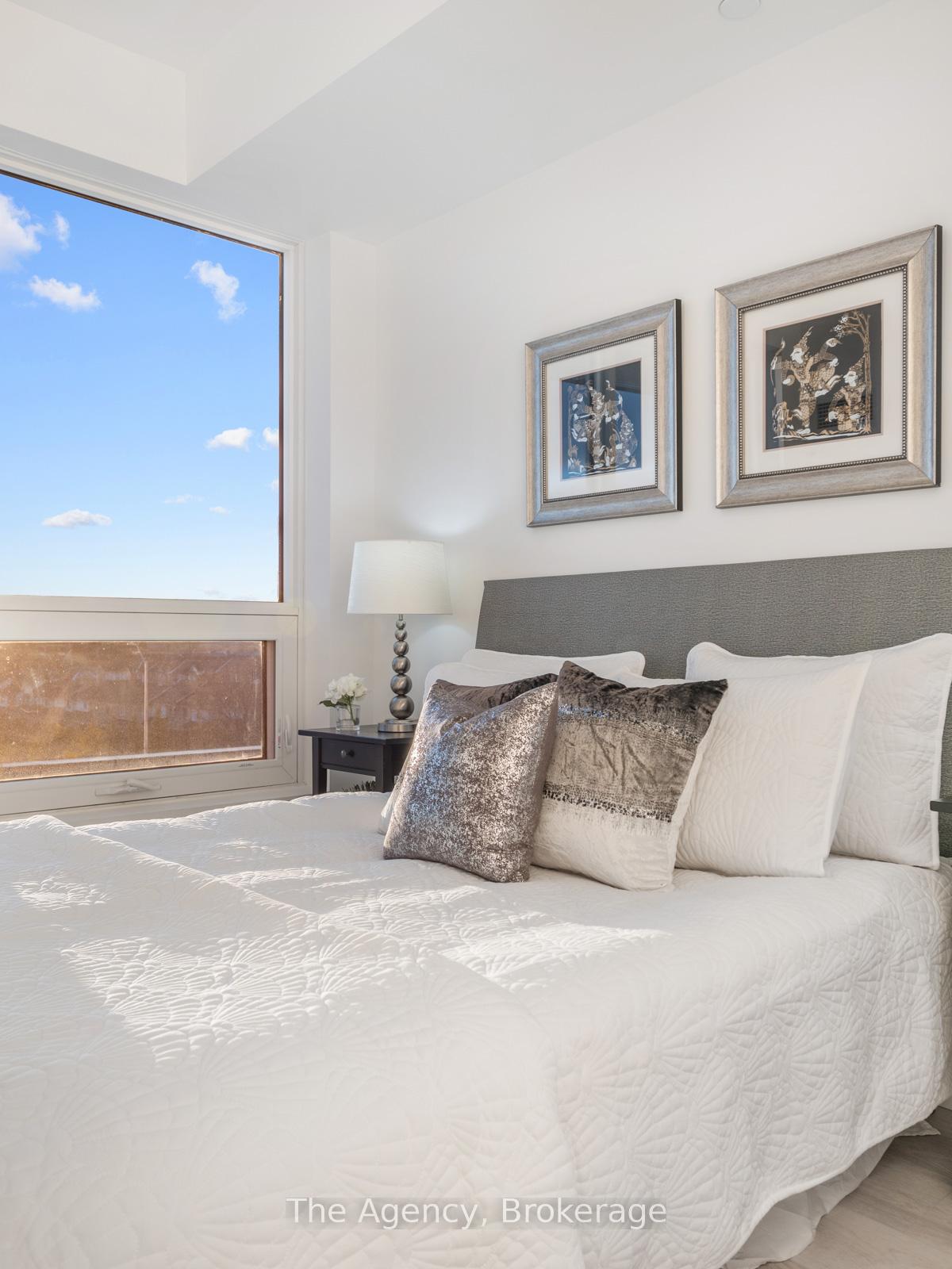 2 Bedrooms Condo at 2450 Old Bronte, Oakville For sale