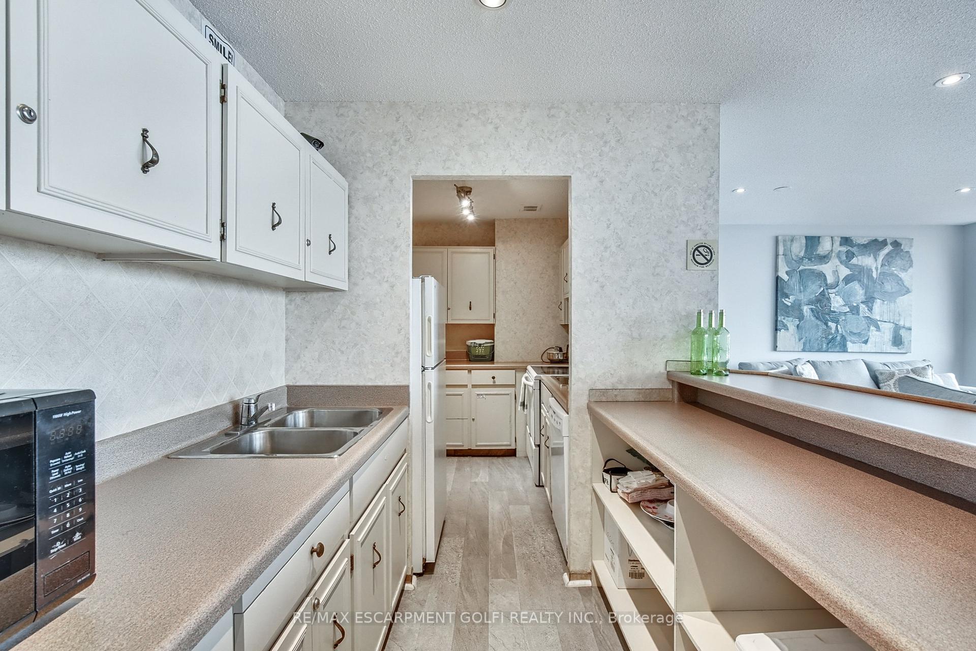 2 Bedrooms Condo at 222 Jackson,  Hamilton For sale