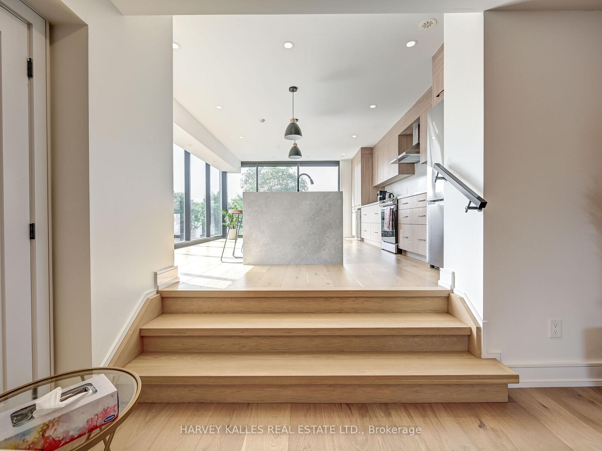 885 Dundas Street W Upper