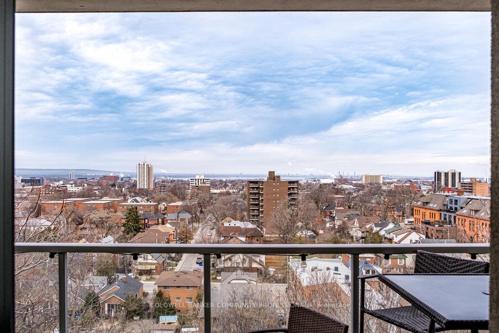 2 Bedrooms Condo at 467 Charlton, Hamilton For sale