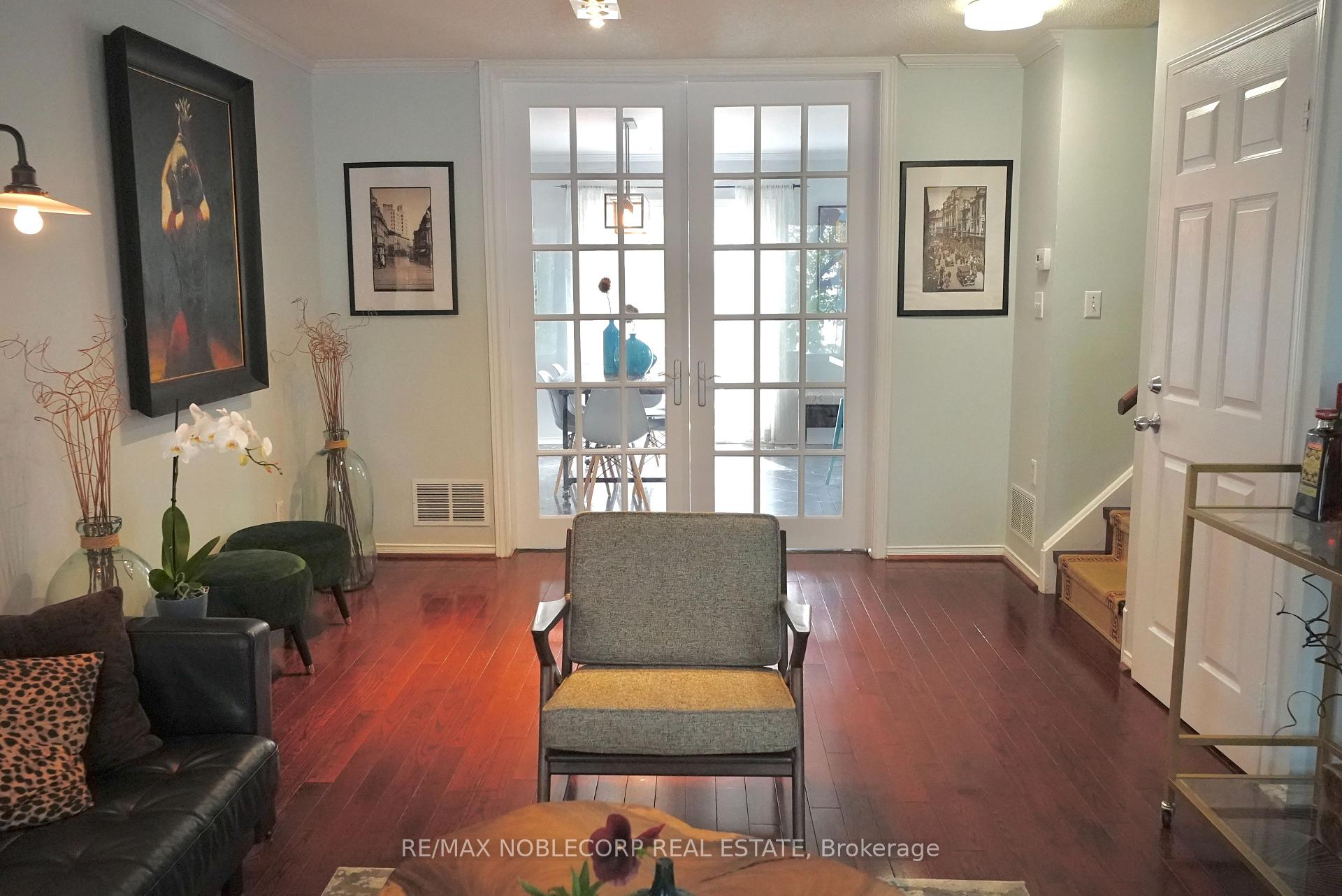 4 Bedrooms Condo at 17 Overlea, Toronto For sale