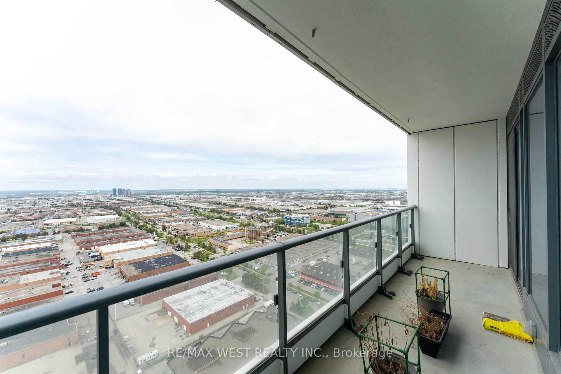 2 Bedrooms Condo at 898 Portage, Vaughan For sale