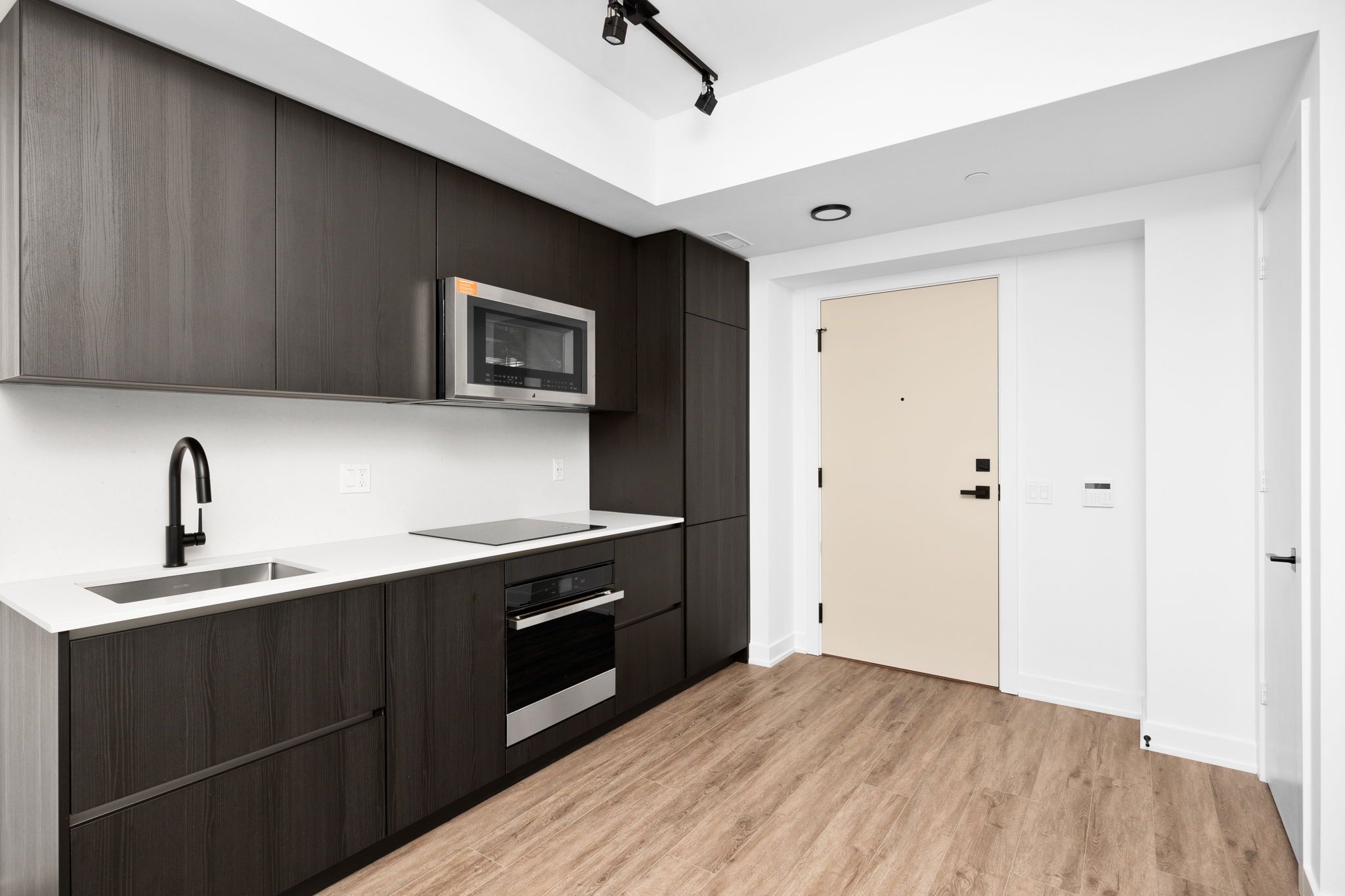 327 King Street W 3605