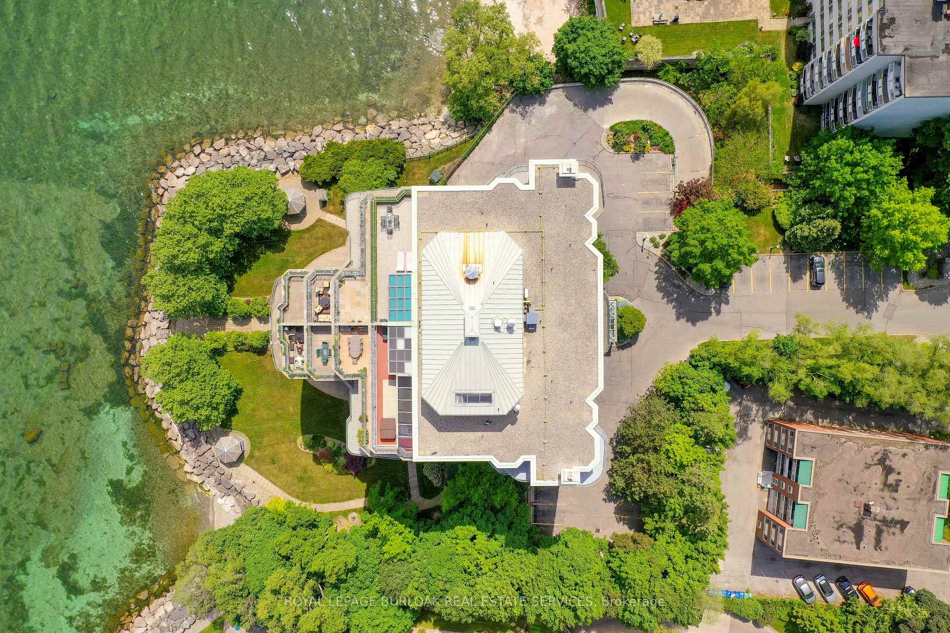 2 Bedrooms Condo at 2190 Lakeshore, Burlington For sale