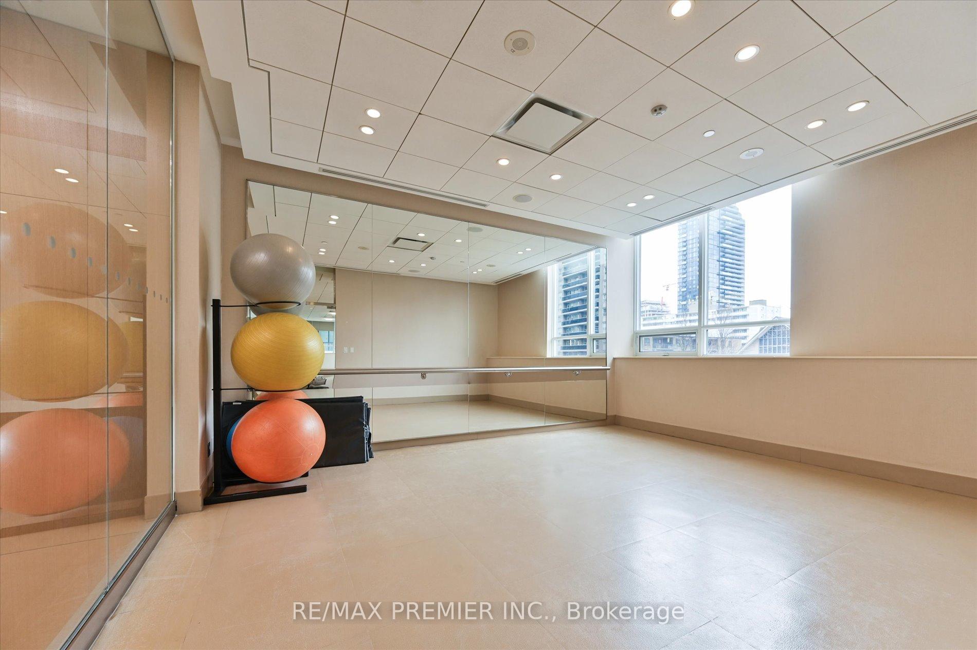 3 Bedrooms Condo at 25 Broadway, Toronto For sale