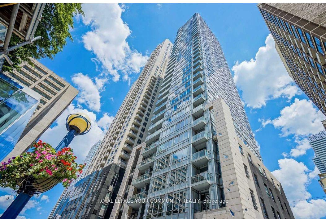 3 Bedrooms Condo at 21 Balmuto, Toronto For sale